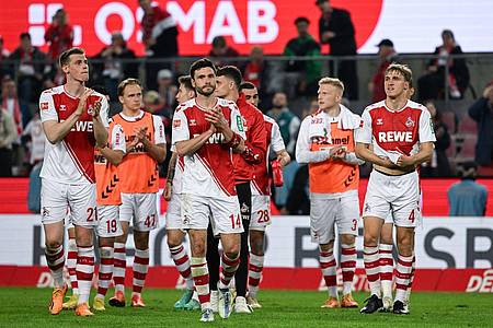 Die Kölner Spieler bedanken sich nach dem Sieg gegen Hertha BSC bei ihren Fans.
