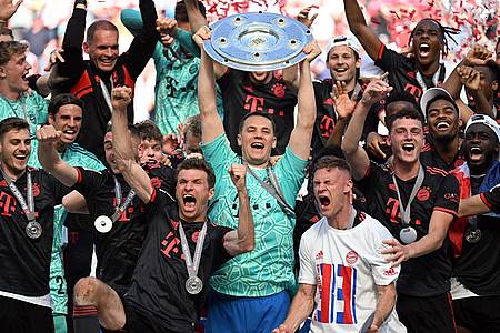 Die Bayern-Spieler feiern den Gewinn der 33. deutschen Meisterschaft.