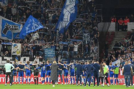 Blau-Weiß in Rheinhessen: Die Schalker Fans und Mannschaft feiern den Sieg in Mainz.