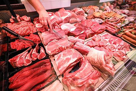 Supermarktkunden sollen bei mehr Fleischwaren Klarheit über das Herkunftsland der Tiere bekommen. Darauf zielt eine Verordnung von Ernährungsminister Özdemir ab.