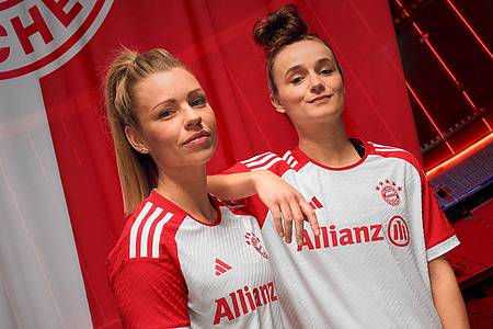 Die Bayern-Spielerinnen Linda Dallmann (l) und Lina Magull im Heimtrikot der Frauen für die Saison 2023/24.