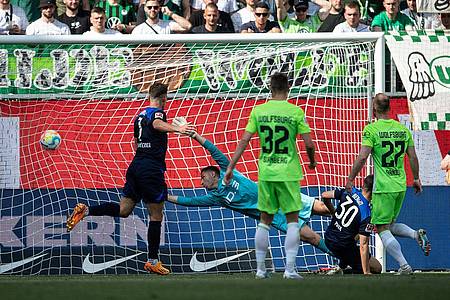 Hertha-Nachwuchshoffnung Ibrahim Maza (2.v.r) erzielte den 1:1-Ausgleich in Wolfsburg.