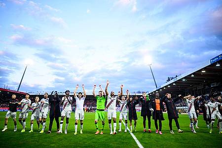 Die Spieler von Bayer Leverkusen feiern den Sieg in Heidenheim.