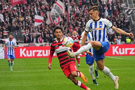 Marc Oliver Kempf (r) erzielte die Hertha-Führung gegen den VfB.