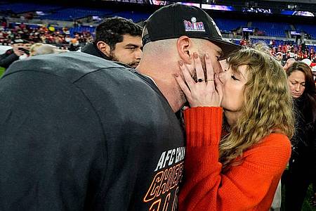 Ein Kuss für den AFC-Champion: Nach dem Sieg gegen die Baltimore Ravens holt sich Travis Kelce einen Kuss von Freundin Taylor Swift ab.