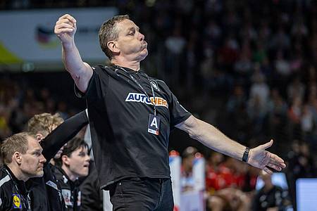 Bundestrainer Alfred Gislason freut sich auf die Handball-EM.