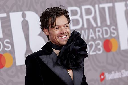 Harry Styles posiert für Fotografen bei seiner Ankunft bei den Brit Awards 2023.