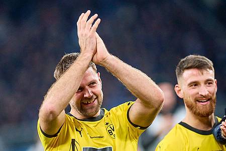 Dortmunds Niclas Füllkrug (l) lässt sich nach dem Sieg seiner Mannschaft von den Fans feiern.