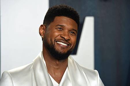 Usher schnallt sich beim Super Bowl die Rollschuhe unter.