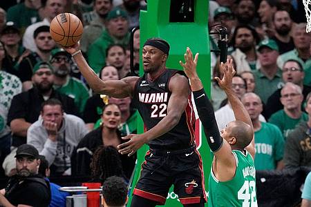 Jimmy Butler (l) von Miami Heat in Aktion mit Al Horford von den Boston Celtics.