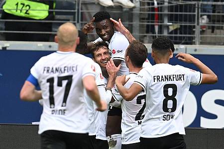 Die Spieler von Eintracht Frankfurt feiern den Sieg gegen den 1. FSV Mainz 05.