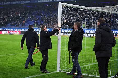 HSV-Fans hatten Schlösser als Protest an den Torpfosten befestigt.