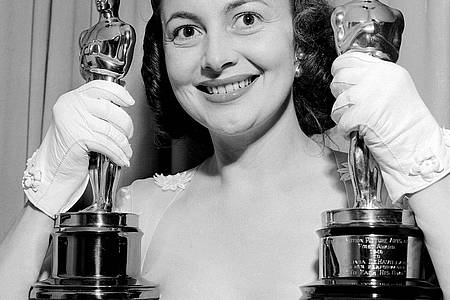 Die Schauspielerin Olivia de Havilland zeigt ihre zwei Oscars (1950).
