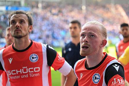 Konsternierte Gesichter: Manuel Prietl (l) und Jomaine Consbruch von Arminia Bielefeld sind nach der Niederlage in magdeburg bedient.
