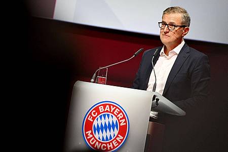 Der Vorstandsvorsitzende des FC Bayern München, Jan-Christian Dreesen, kritisiert die organisierten Fans, die vielerorts mit dem Werfen von Tennisbällen den Spielbetrieb lahmlegen, scharf.
