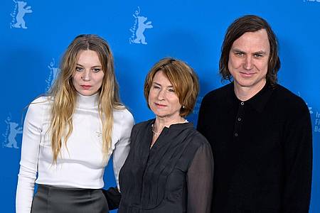 Lilith Stangenberg, Corinna Harfouch und Lars Eidinger sind zusammen im Film «Sterben» von Regisseur Matthias Glasner zu sehen.