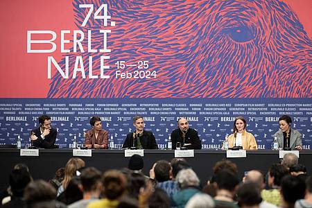 Der Cast um Schauspieler Gael García Bernal stellt mit Regisseur Piero Messina den Film «Another End» bei der Berlinale vor.