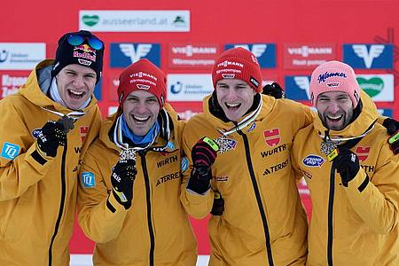 Die deutschen Skiflieger Andreas Wellinger (l-r), Stephan Leyhe, Karl Geiger und Pius Paschke freuen sich über die Bronzemedaille.