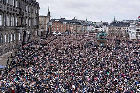 Rund 300.000 Menschen waren bei den Feierlichkeiten zum Thronwechsel dabei.