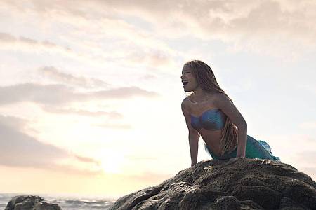 Halle Bailey als Ariel in einer Szene des Films "Arielle, die Meerjungfrau".