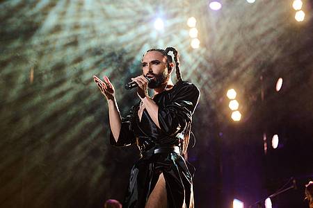 Conchita Wurst bei einem Benefiz-Konzert in der Mercedes-Benz-Arena 2023.