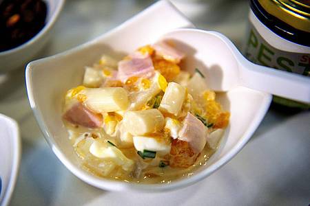 Durch Mandarinensaft und -stückchen bekommt der frühsommerliche Spargelsalat eine fruchtige Note.
