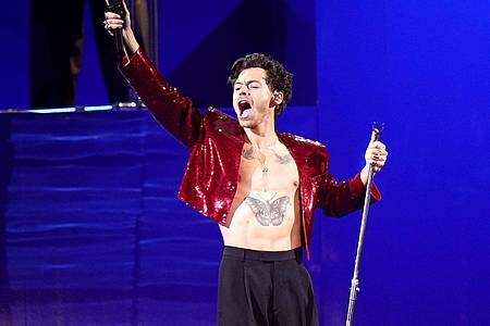 Harry Styles bei seinem Auftritt bei den Brit Awards 2023 in der O2 Arena.