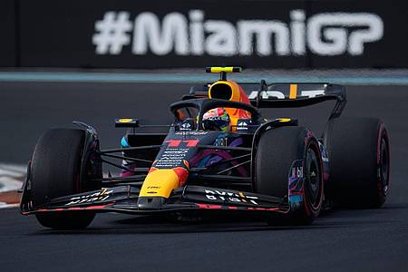 MRed-Bull-Pilot Sergio Perez aus Mexiko steuert sein Auto während des Qualifyings.