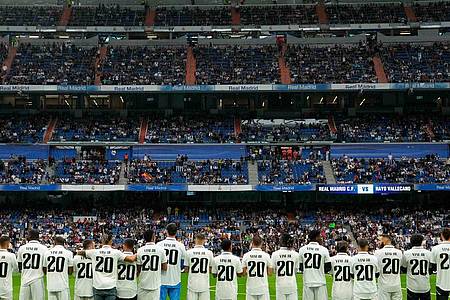 Spieler von Real Madrid tragen Trikots mit dem Namen ihres Mannschaftskameraden Vinicius Junior.