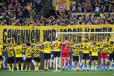 Dortmunds Spieler feiern den Sieg vor der Südtribüne.