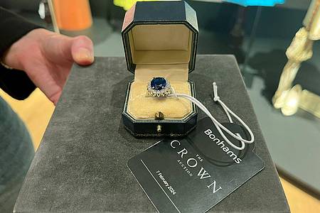 Ein Ring, der dem Verlobungsring von Diana nachempfunden ist, ist vor einer Versteigerung im Auktionshaus Bonhams ausgestellt.