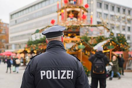 Ein Polizist steht an der Weihnachtspyramide am Kröpcke in Hannover. In Niedersachsen ist ein 20-Jähriger festgenommen worden, der einen Terroranschlag in der Weihnachtszeit geplant haben soll.