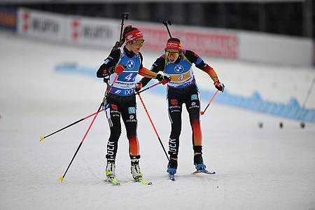 Die deutschen Frauen um Vanessa Voigt (r) und Sophia Schneider holten sich in der Staffel WM-Bronze.