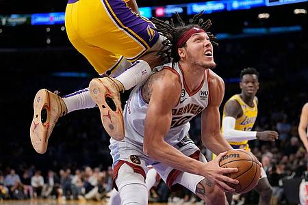 Aaron Gordon von den Denver Nuggest (unten) wird von Lakers-Spieler Rui Hachimura gefoult.