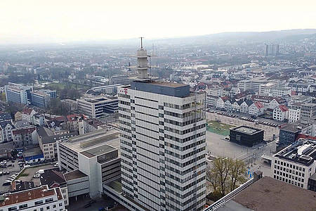 Im Vordergrund steht das Telekom-Hochhaus daneben sind die Dächer der Häuser aus der Bielefelder Innenstadt zu sehen