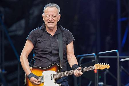 Der US-amerikanische Musiker Bruce Springsteen steht auf der Bühne im Hamburger Volksparkstadion.
