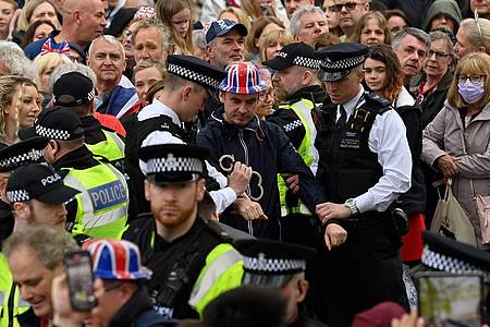 Ein Demonstrant wird am Krönungstag von König Charles in London festgenommen.