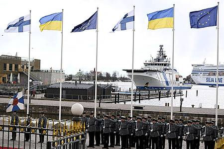 Die Nationalflaggen Finnlands, der Ukraine und der EU wehen vor dem Präsidentenpalast in Helsinki.