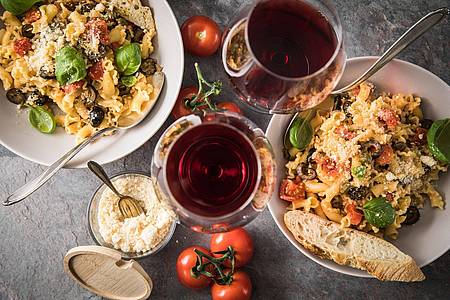 An die passende Getränkebegleitung denken: Zu einer Pasta toskanischer Art mit Oliven, Kapern, Tomaten, Parmesan und Zwiebeln empfiehlt Sommelier Raphael Reichardt Chianti Rotwein aus Sangiovese-Trauben.