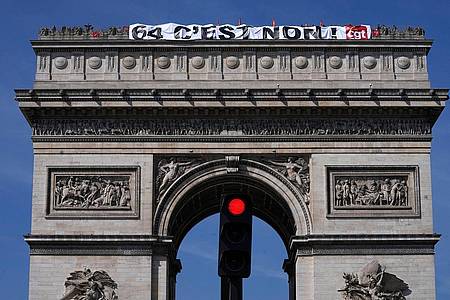 Gewerkschafter haben aus Protest gegen die Rentenreform ein riesiges Transparent auf der Spitze des Arc de Triomphe angebracht (Archivbild.)