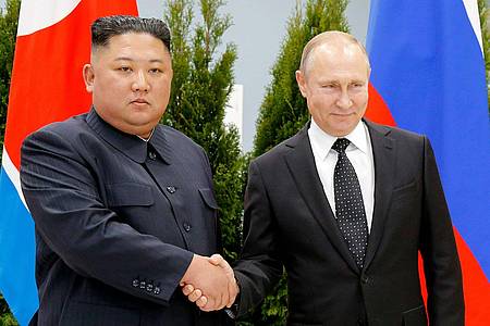 Nordkorea um Machthaber Kim Jong Un (l) lieferte Waffen an Russland, die einem Bericht zufolge etliche Bauteile aus westlichen Ländern enthalten.