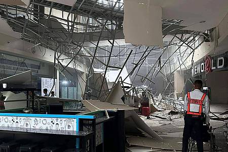 Die  beschädigte Decke eines Einkaufszentrums in General Santos City anch dem Erdbeben.