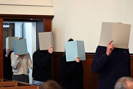 Die Angeklagten kommen in Dortmund den Gerichtsaal. Der Prozess nach tödlichen Polizeischüssen auf einen jungen Flüchtling wird fortgesetzt.