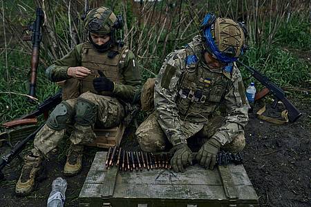 Ukrainische Soldaten bereiten ihre Munition an der Frontlinie nahe Wuhledar vor.