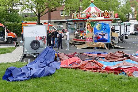 Bei einem Frühlingsfest in Lohmar bei Köln ist eine Hüpfburg (vorne) umgekippt - zwölf Kinder sind dabei leicht verletzt worden.