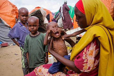 Maryan Madey (r), die aus der von Dürre heimgesuchten Region Lower Shabelle geflohen ist, hält ihre unterernährte Tochter Deka Ali in einem Lager für Vertriebene am Stadtrand von Mogadischu.