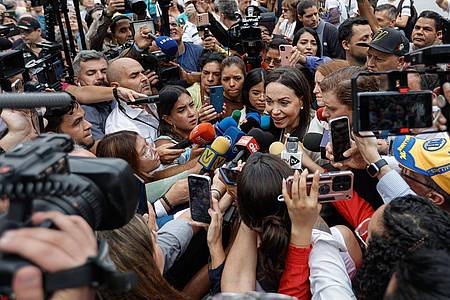 Die Präsidentschaftskandidatin der Opposition, María Corina Machado, spricht am 22.10.2023 mit Journalisten.
