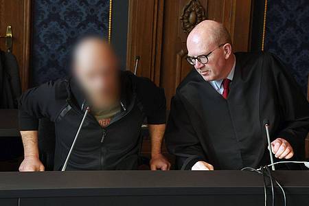 Der Angeklagte (l-r) im Totschlagprozess mit seinem Anwalt im Landgericht Schwerin.