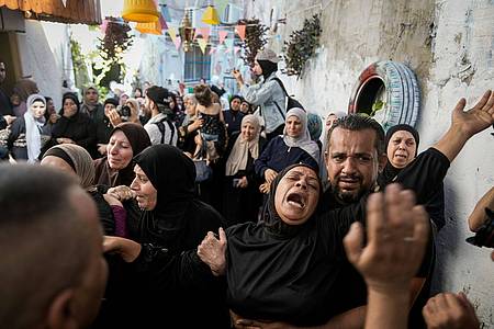 Menschen trauern während der Beerdigung von zwei Palästinensern im Flüchtlingslager Nur Shams.