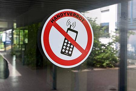 Nach einer aktuellen Befragung sprechen sich 66 Prozent der Menschen in Deutschland dafür aus, dass Handys an Schulen definitiv oder eher verboten werden sollten.